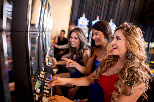 Domino QQ tiles and hand rankings displayed on a live dealer table